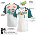 Camiseta de béisbol personalizada con mangas raglán, color blanco, verde azulado y naranja